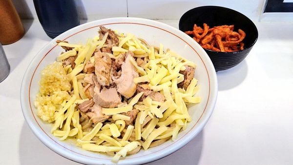 「【期間限定】F系カルボナーラ(ニンニク)+チーズ・辛メンマ」@ハイパーファットンの写真