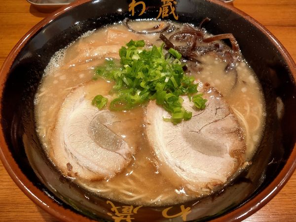 「わくらーめん 700円 硬め」@博多とんこつラーメン わ蔵 御徒町店の写真
