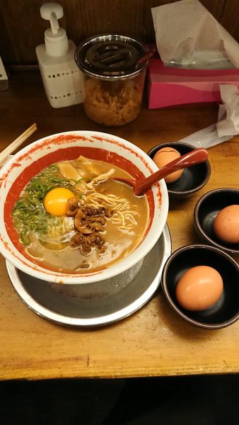 「徳島ラーメン+生卵×3」@徳島ラーメン 麺王 岡山駅前店の写真