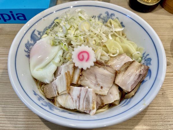 「サッポロ赤星＋チャーシュー皿→チャーシューワンタンメン油そば」@らーめん 高尾の写真