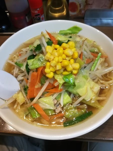 「平打ち縮れ麺とスープが最高に美味い野菜ラーメン７３０円」@メンや するがの写真