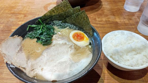 「チャーシューメン+半ライス」@壱八家 つきみ野店の写真