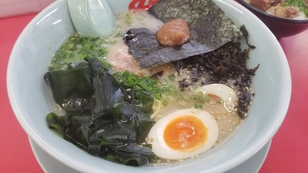 「朝ラーメン　岩海苔、ワカメ、味玉トッピング」@山岡家 松本店の写真