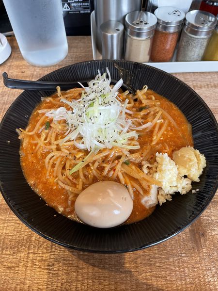 「辛味噌ラーメン、大盛、ニンニク、生姜、サービス味玉」@大塚屋の写真