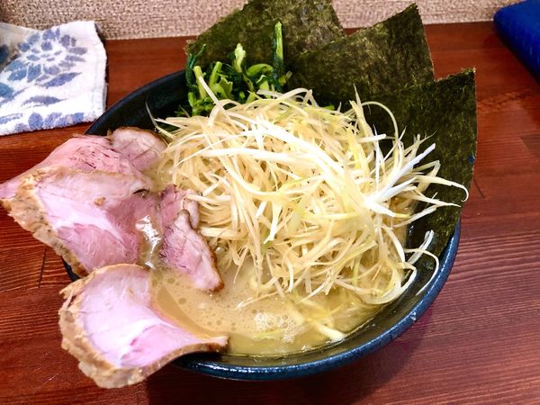 「ネギラーメン（塩）TPスモチャー×2   固め」@横浜家系らーめん 天王家 寒川総本店の写真