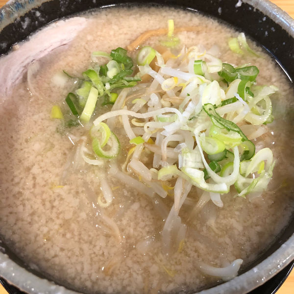「らぁーめん（醤油）背脂2 680円 半麺 -50円」@チャッチャ系らーめん もん吉 伊勢崎支店の写真