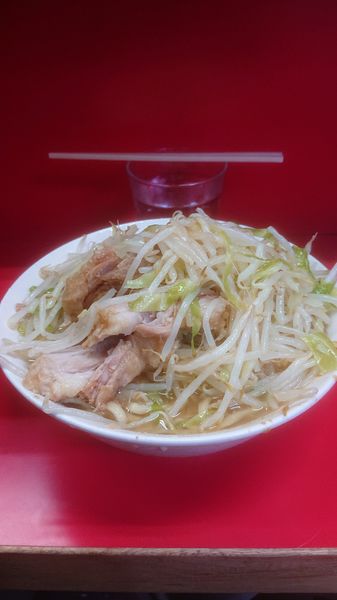「小豚  野菜マシ  カラメ」@ラーメン二郎 三田本店の写真