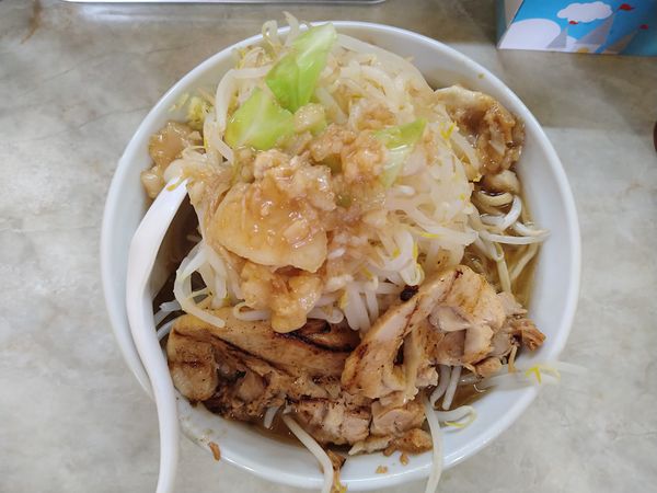 「らーめん（野菜多、ニンニク無、背脂多、生姜少）」@自家製ラーメン麺屋ラッキーの写真