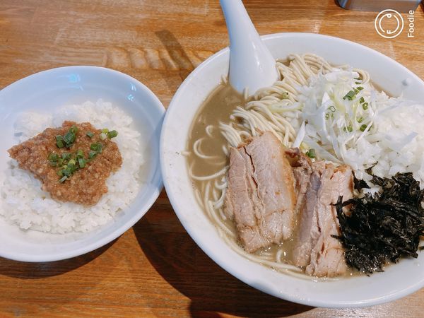 「濃厚煮干しそば＋鶏そぼろご飯」@中村屋総本山の写真