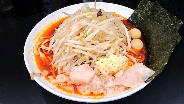 「辛麺(麺少･ニンニク少･アブラ･ホアジャオ)+海苔･うずら」@豚風。の写真