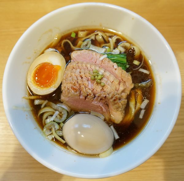 「【限定】鴨醤油麺＋味玉」@ほっこり中華そば もつけの写真