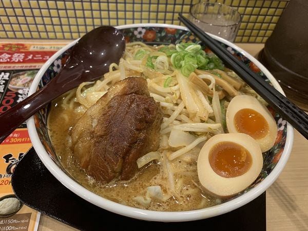 「旨トロ角煮味噌ラーメン+大盛　682円（開店限定価格）」@五穀みそらーめん 味噌屋蔵之介 所沢けやき台店の写真
