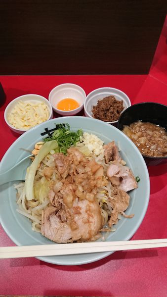 「混ぜそば+ほぐしブタ+細いチーズ」@ラーメンきずなの写真