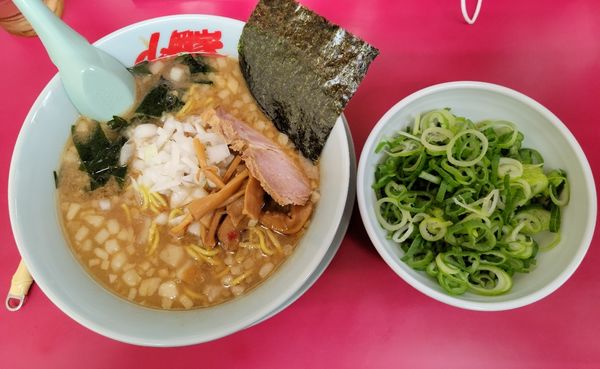 「プレミアム 醤油とんこつラーメン 890円+薬味ネギ 120円」@山岡家 結城店の写真