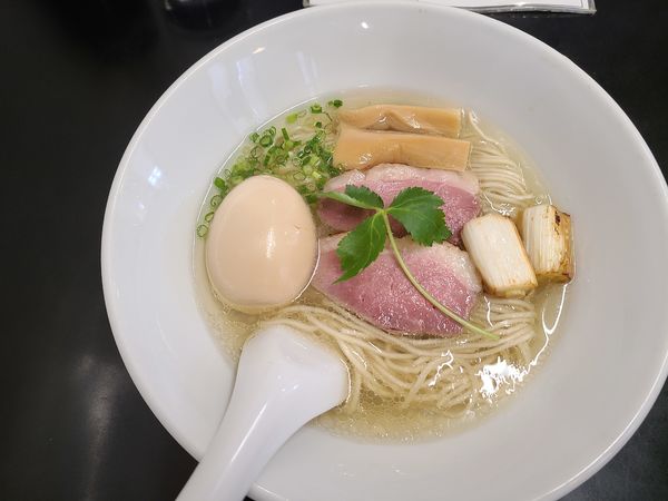 「鴨出汁中華そば白醤油」@ラーメン香華の写真