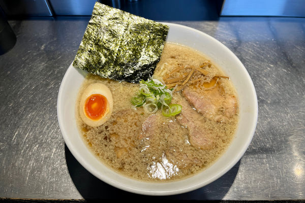 「【限定】背脂らあめん800円+チャーシュー150円+半味玉50円」@自家製麺 らあめん吟の写真