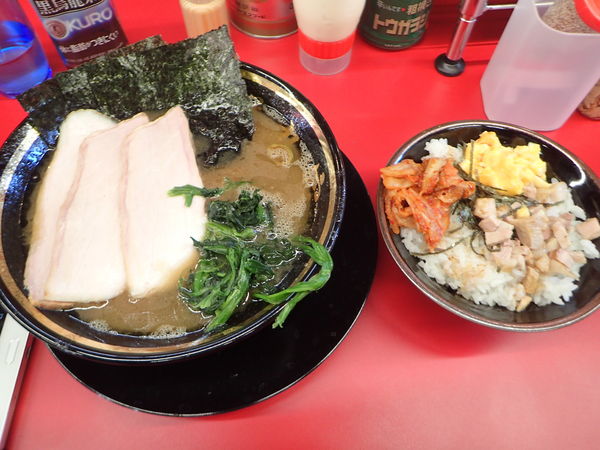 「ラーメン+チャーシュー２枚」@家系ラーメン王道家直伝 との丸家 松飛台店の写真