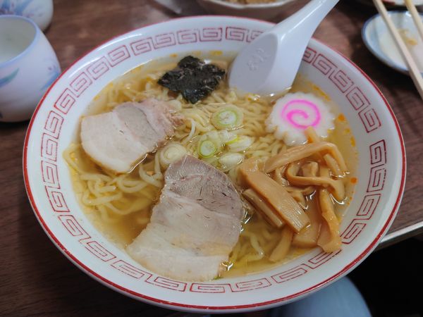 「ラーメン550円＋モツ煮込み350円＋お酒350円✕二杯」@松葉食堂の写真