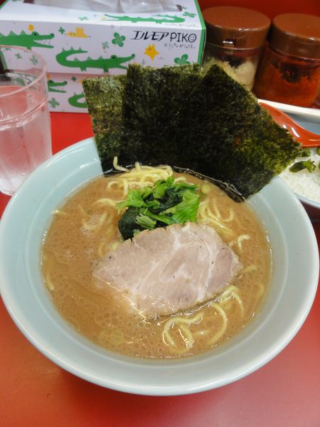 「ラーメン650円硬めバリ薄半ライス」@横浜ラーメン 武蔵家 大宮店の写真