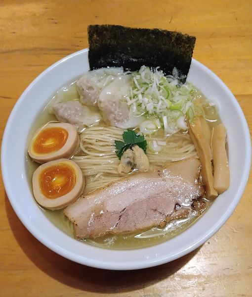 「ワンタン麺(塩) 900円＋味玉 100円」@貝出汁ラーめん クラムの写真