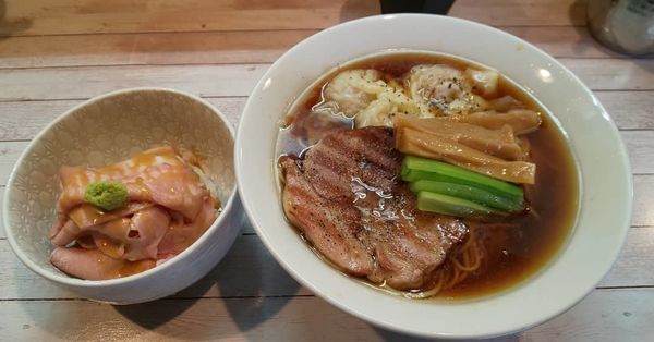 「鴨雲呑中華そば 黒+柴崎亭の焼豚丼」@世田谷中華そば 祖師谷七丁目食堂の写真