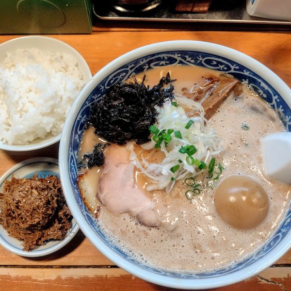 「とんこつラーメン､味玉」@愚直の写真