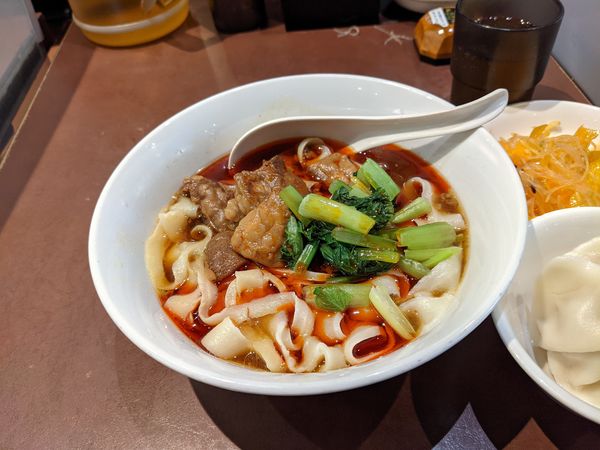 「牛バラ刀削麺」@陳家私菜 新宿店の写真