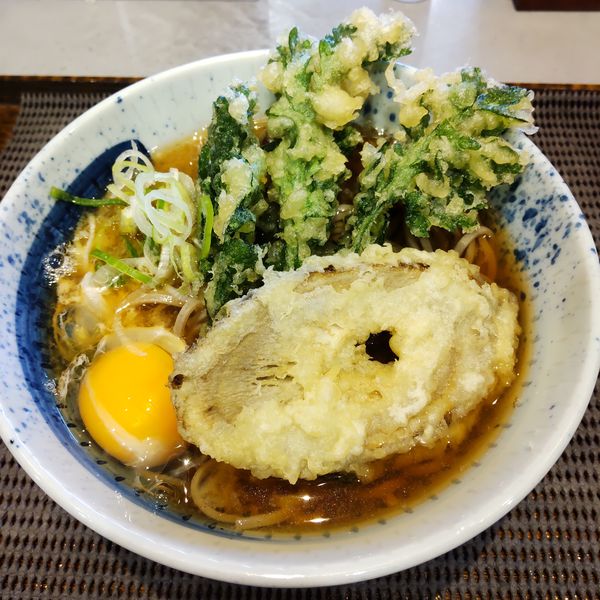 「【期間限定】堀川ごぼう天と春菊天のそば（￥530）＋玉子」@しぶそば 池上店の写真