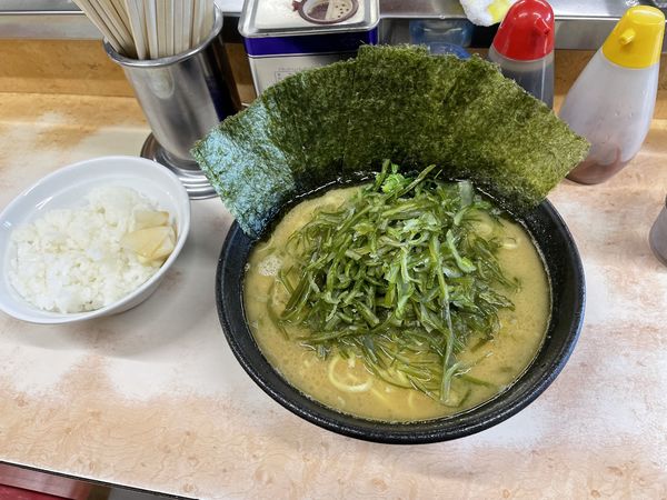 「ラーメン中盛り＋茎わかめ、海苔、ライス」@川崎家の写真