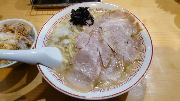 「肉中華そば 塩 1000円+背脂にんにくチャーご飯 250円」@背脂煮干し中華そば 和市 新橋本店の写真