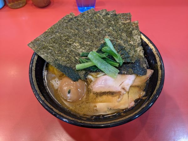 「ラーメン 720円＋味玉50円＋のり50円」@家系総本山 ラーメン吉村家の写真