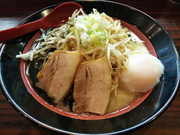 「【限定】濃厚油そばブラック　（大盛）：㋚券で並盛価格」@煮干しらあめん 燕黒の写真