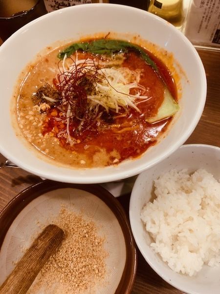 「四川担々麺 930円　ミニご飯 100円」@四川担々麺 赤い鯨の写真