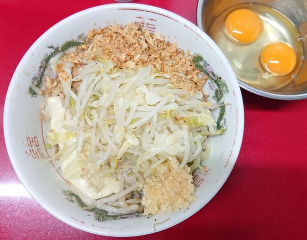 「小ラーメン(麺半)＋塩汁なし(生たまご付)＋生たまご＋チーズ」@ラーメン二郎 越谷店の写真
