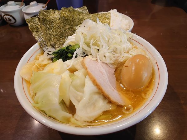 「ラーメンばら肉＋味玉＋キャベツ＋ねぎ＋ライス　1200円」@らーめん飛粋の写真