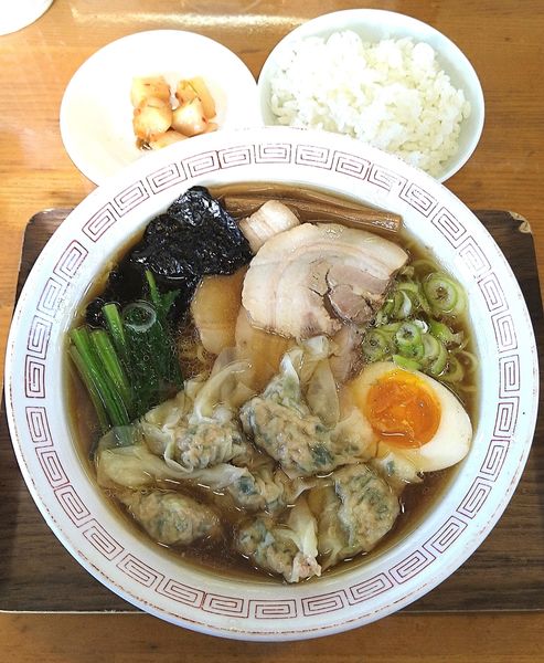 「ワンタンメン 850円＋ライス(小)サービス」@ラーメンハウスSADAの写真