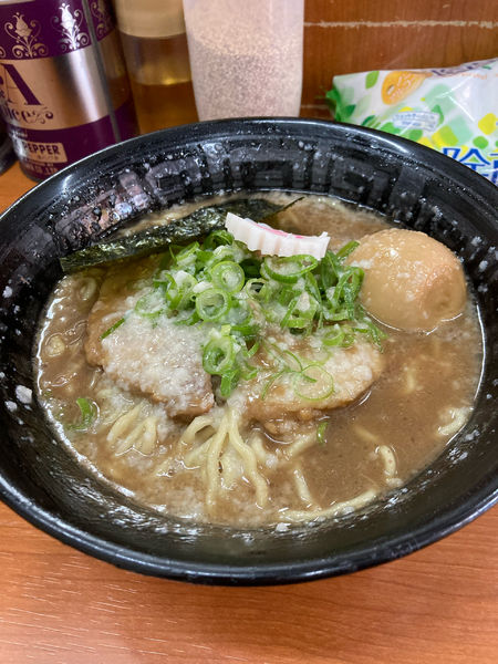 「とんこつラーメン+味玉」@ラーメン源骨の写真