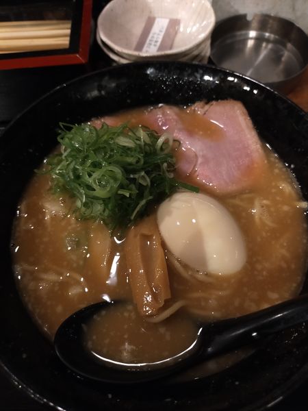 「豚骨醤油黒蔵」@DEN BAR 以蔵の写真