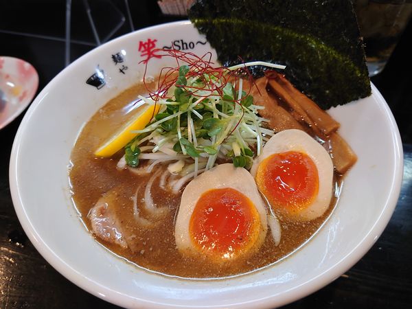 「【期間限定】秋刀魚らーめん850円＋味玉＆ 他いろいろ」@麺や 笑 ～Sho～の写真