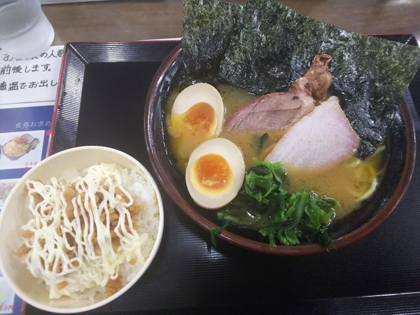 「【3周年限定】王道家直伝家系ラーメン+味玉 800+100円」@弘前大勝軒の写真