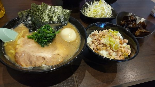 「とんこつラーメン中　チャーシュー丼　餃子」@らーめん家 せんだい 町田店の写真