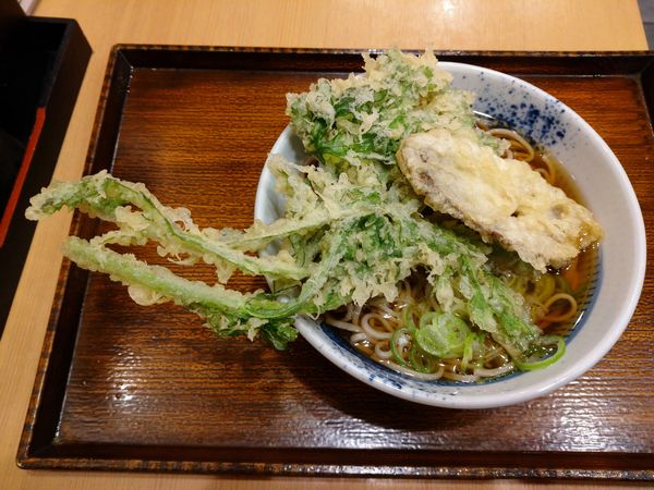 「堀川ごぼう天と春菊天のそば（530円）」@しぶそば 大井町店の写真