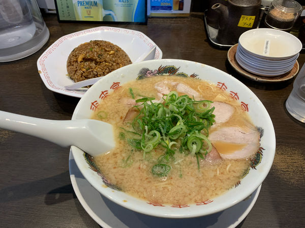 「こってりラーメン780円+平日ランチ時200円半チャーハン」@来来亭 高浜店の写真