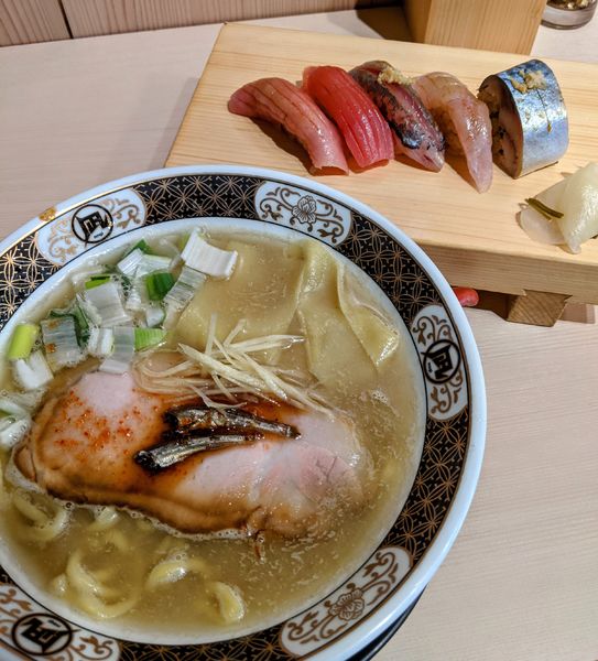 「すごい煮干ラーメンハーフ(塩)赤酢握り5貫　1,300円」@すごい煮干ラーメン野毛 すし 釣りきんの写真