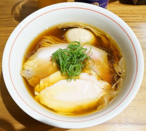 「味玉醤油ラーメン＋鶏チャー2枚＋COEDO瑠璃」@ラーメン屋 トイ・ボックスの写真