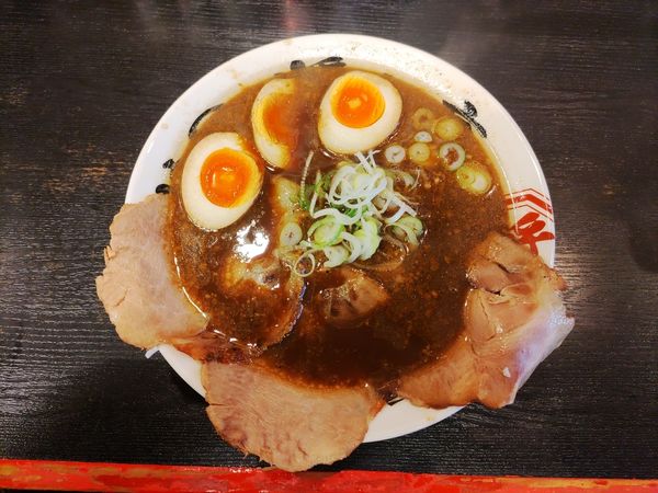 「黒醤油ﾁｬｰｼｭｰらーめん+煮玉子  ﾒﾝﾏ抜き」@醤々亭 小山総本店の写真
