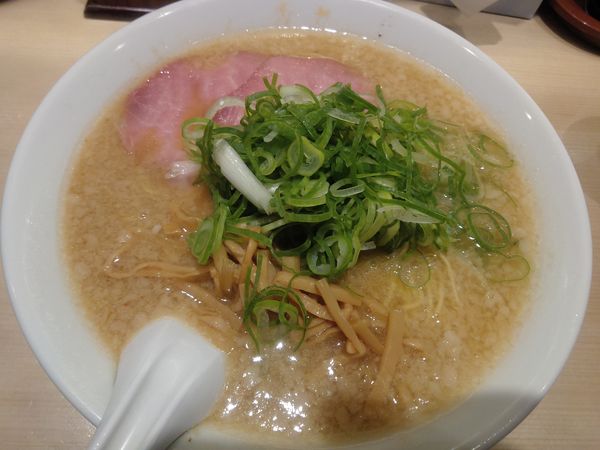 「醤油豚骨ラーメン　８００円　細麺味濃いめ油多めネギ多め」@京都ラーメン 森井 飯田橋店の写真