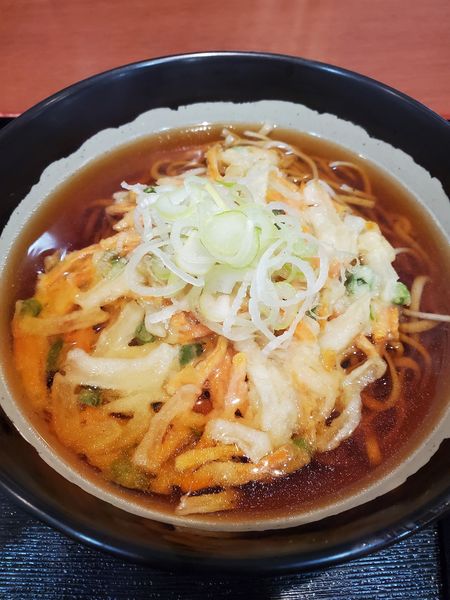 「かき揚げそば８００円」@JAL PLAZA 羽田空港 7番ゲートショップの写真