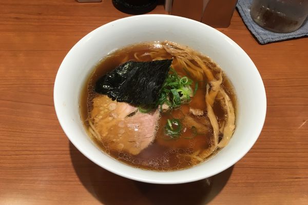 「醤油金華豚チャーシュー麺　名古屋コーチン味玉」@支那そばや 東京ラーメンストリート店の写真