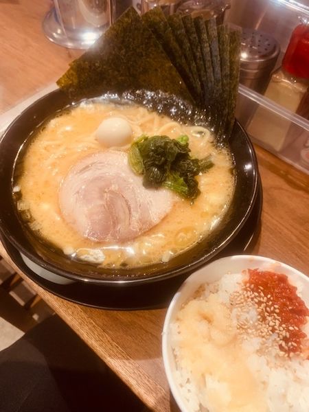 「のりラーメン 820円 ライス無料 餃子クーポン利用」@横浜家系ラーメン 晴天家 十条店の写真